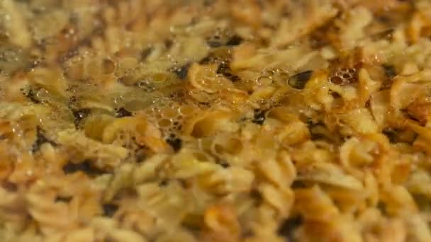Těstoviny v pánvi pod olejovitá voda. — Stock video