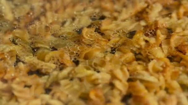 Pâtes dans une casserole sous l'eau huileuse . — Video