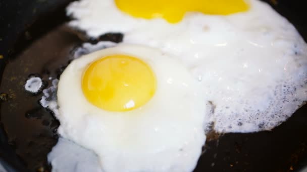 Deux œufs frits dans une casserole ajouté à eux un autre .