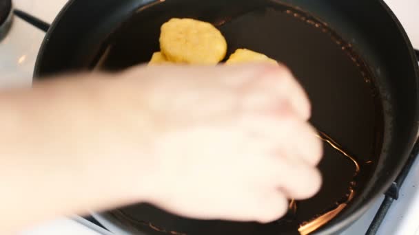 Hand adds to the pan chicken nuggets. — Stock Video