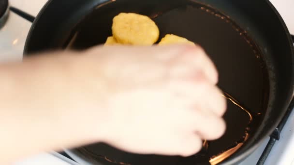 La mano añade a la sartén nuggets de pollo . — Vídeo de stock