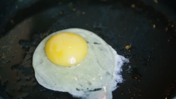 Casser un œuf dans une poêle et faire frire .