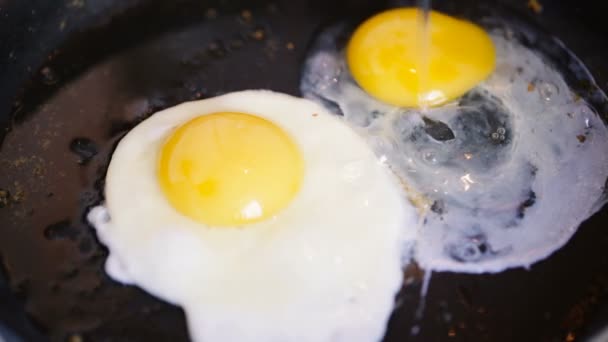 Un oeuf sur une poêle est frit ajouter un autre à elle .