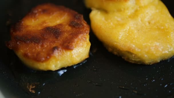 Dos nuggets de pollo fritos en una sartén . — Vídeos de Stock