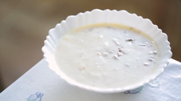 Sopa de cogumelo quente em uma placa branca . — Vídeo de Stock