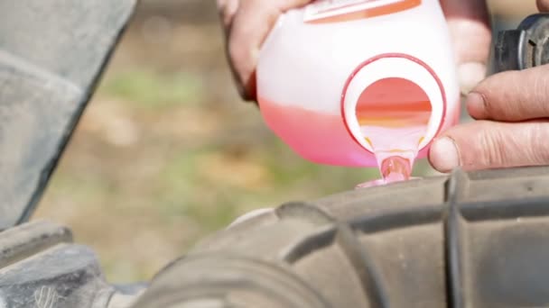 Les mains de la personne remplissent le liquide dans la voiture . — Video