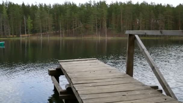 Fotoaparát odstraňuje vlnky jezera a jako na levé lidi na lodi objeví. — Stock video