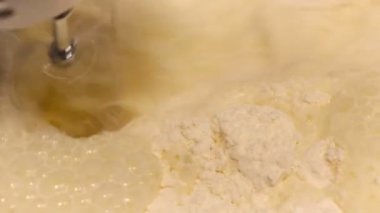 Mikser karışımları un yumurta karışımı ile.