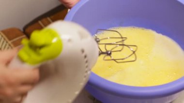 Süt sarsılmış yumurta eklenir ve artık Mikser karışık.