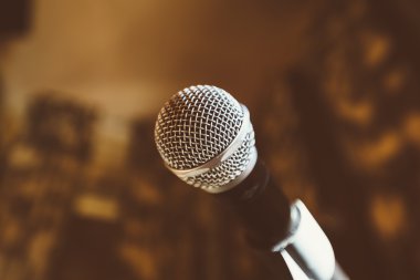 Bardaki dinamik mikrofon fotoğrafı.