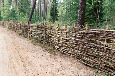 Güzel ahşap çit köyü.