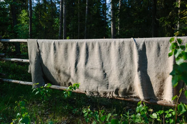 Mosott szőnyeg súlya egy fából készült kerítés. — Stock Fotó