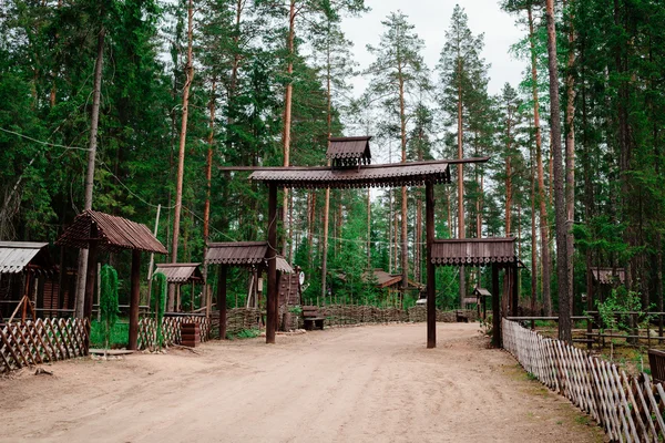 Arcs et clôtures en bois à l'entrée du village . — Photo