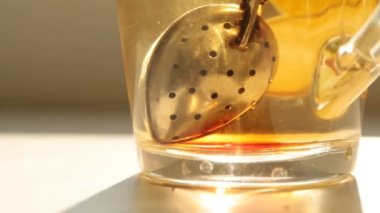 Bir bardak çay ve alt aracı aracı döndürür ve çay demlendi sonra kamera çekimleri.