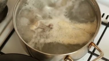 Suyu kaynatın bir tencere en iyi görünümü.
