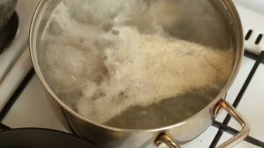 Suyu kaynatın bir tencere en iyi görünümü.