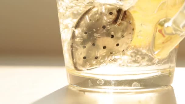 L'acqua calda viene versata in una tazza di vetro . — Video Stock