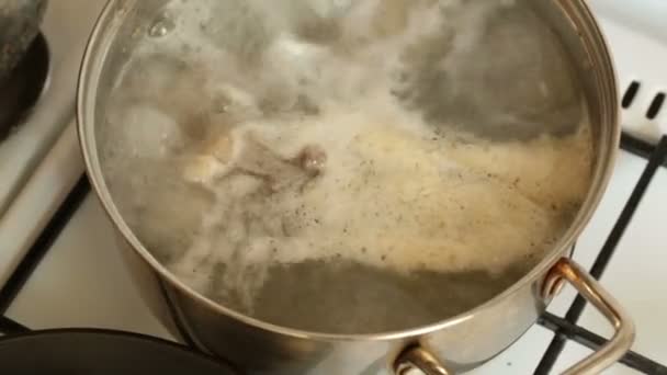 汤煮在平底锅的顶部视图. — 图库视频影像