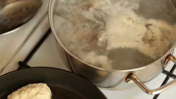 Le bouillon est bouillant dans une casserole, puis retirez l'excès de mousse . — Video