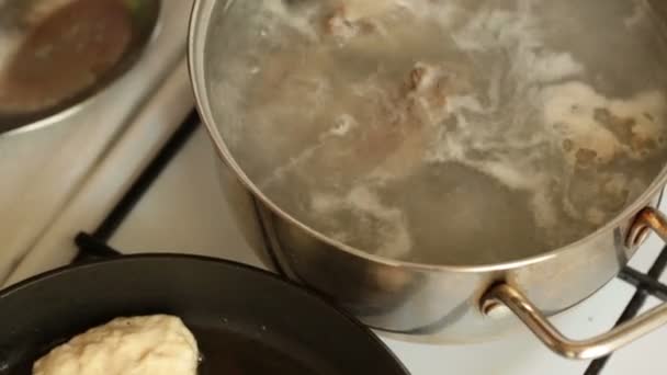 Rebus kaldu dalam tampilan atas panci . — Stok Video