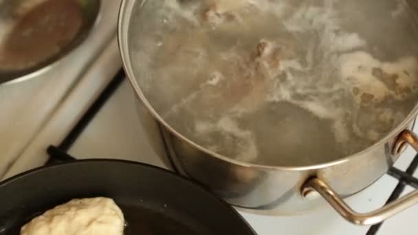 Bouillon kook in een pan bovenaanzicht. — Stockvideo