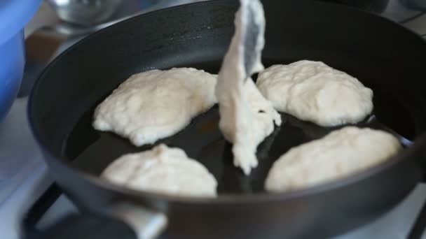 Mélange de pâte est placé sur la casserole . — Video