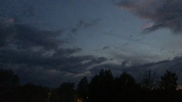 黑色和乌云在夜里移动。延时视频. — 图库视频影像