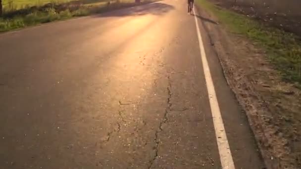 Kamera eltávolítja a személy, aki a sport kerékpár lovagol, és meredeken esik le az aszfalt eltávolítása. — Stock videók