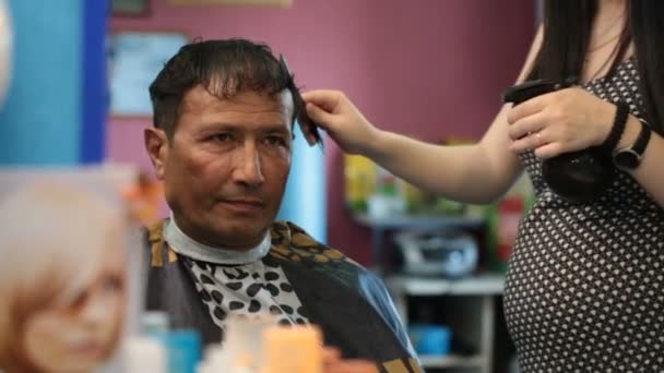 Cabeleireiro penteando homem morena cabelo vista frontal . — Vídeo de Stock
