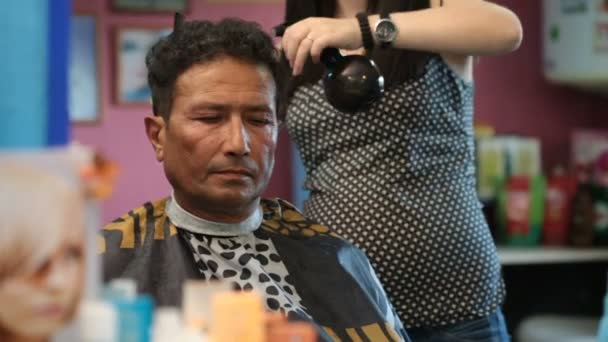 Cabeleireiro penteando homem morena cabelo vista frontal . — Vídeo de Stock