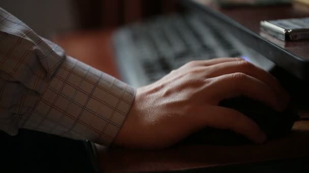 El hombre utiliza un ratón de ordenador . — Vídeo de stock