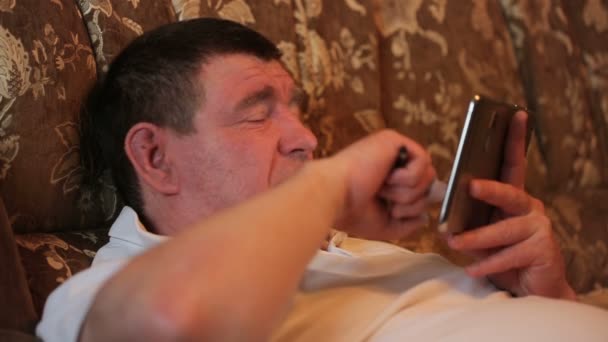 Mann mittleren Alters benutzt einen Tablet-Computer mit Touchscreen. — Stockvideo