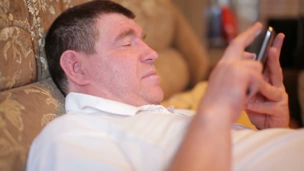 Мужчина средних лет с помощью планшетного компьютера с сенсорным экраном . — стоковое видео