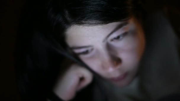 Jeune fille surfer dans interente nuit sur la tablette d'ordinateur .