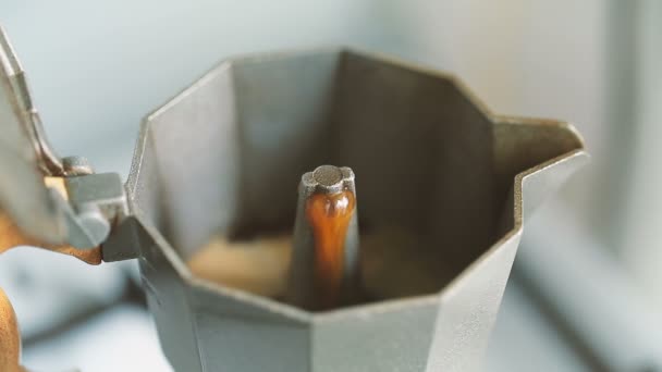 Moka pot brassage close-up . — Video