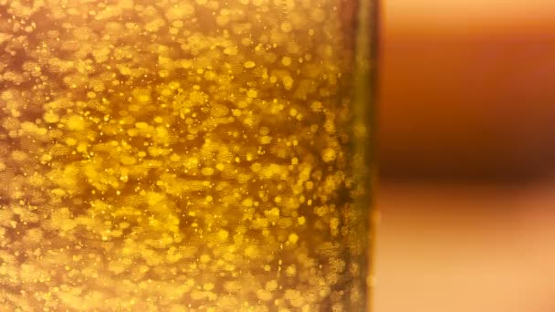 Huile d'olive dans une bouteille en verre close-up . — Video