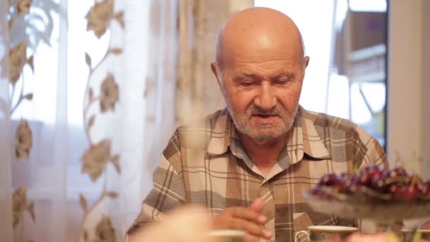 Opa vertelt het verhaal tijdens de lunch — Stockvideo