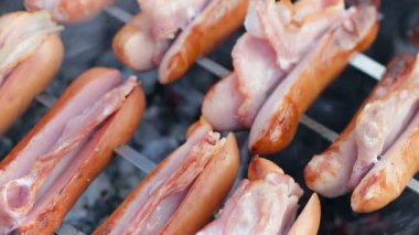 Izgara sosis şiş üzerinde pastırma ile