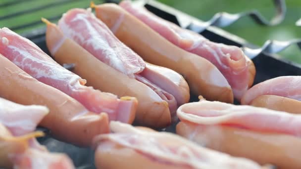 Grillwurst mit Speck am Spieß — Stockvideo