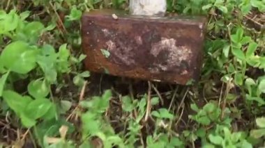 Çimlerin arasında sürüklenen balyoz