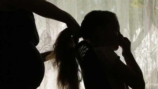 Zwangere jonge moeder vlechten pigtails — Stockvideo