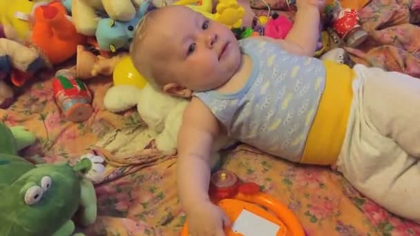 Brincadeira de bebê com brinquedos — Vídeo de Stock