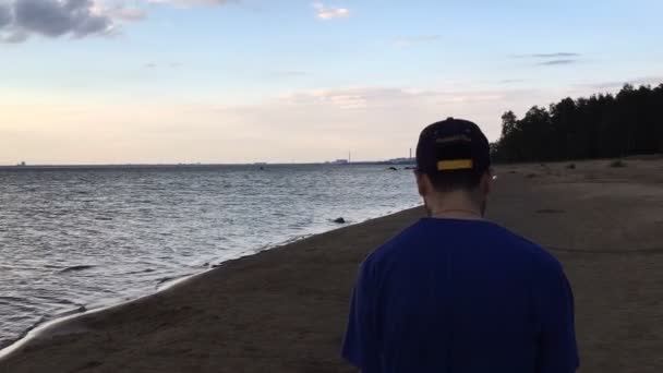 Man walking along the beach — Stock Video