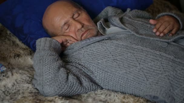 Дедушка спит. — стоковое видео