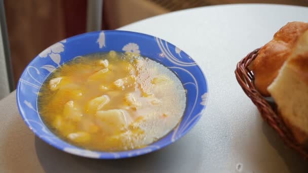 Горячий суп на столе — стоковое видео