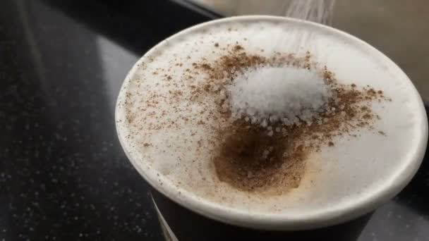 Addition de sucre dans le cappuccino — Video