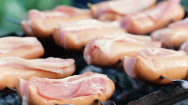 sosis ve pastırma şiş üzerinde