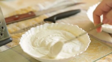 Salata sosu Sezar evde için hazırlık