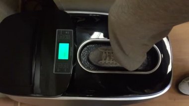Ayakkabı üzerinde koymak için makine kapakları