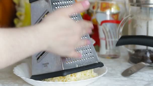 Fromage jaune râpé à la main — Video